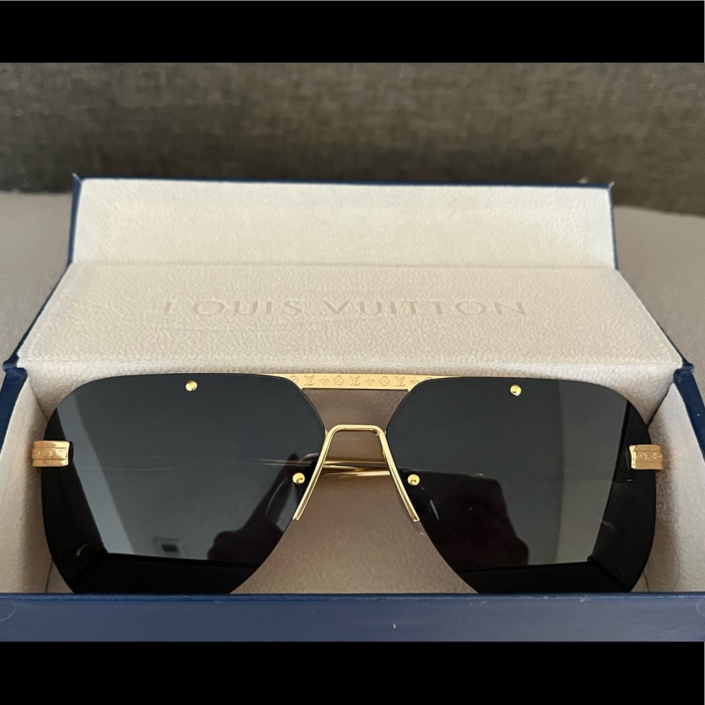 Men sunglasses. I don’t have the receipt. Semi new.
